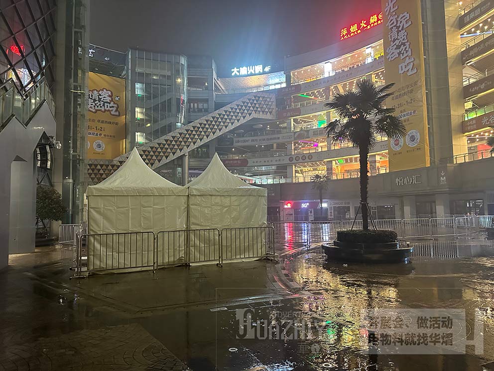 光谷步行街華之熠鐵馬護欄分隔場地很方便